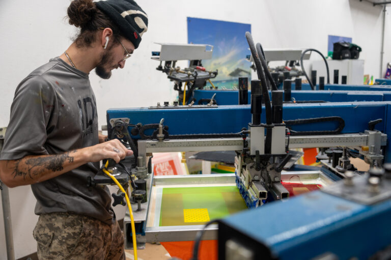 An IDX employee screen printing an order